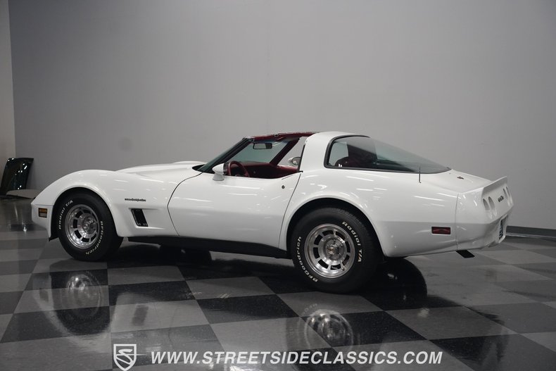 Chevrolet-Corvette-1982-White-Red-33