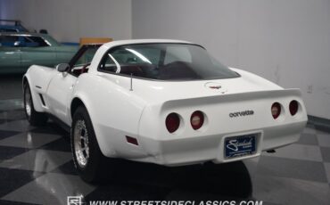 Chevrolet-Corvette-1982-White-Red-35
