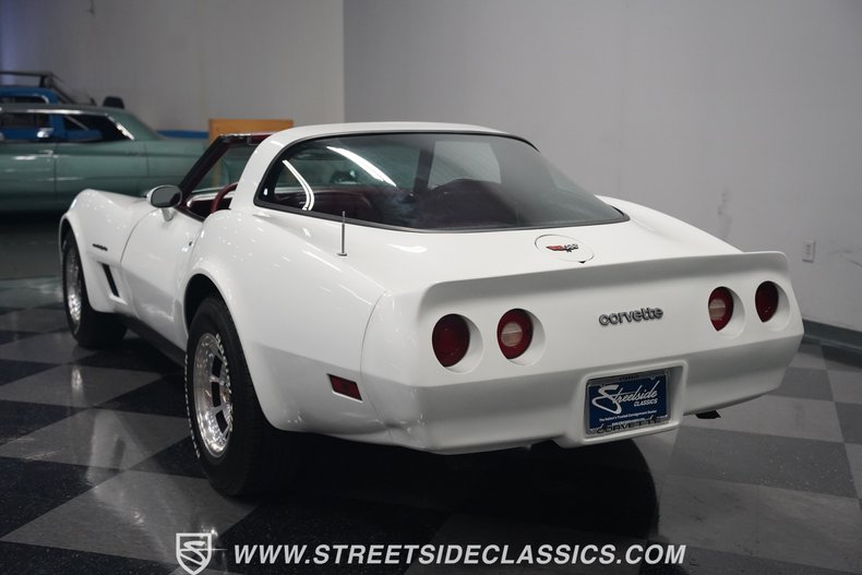 Chevrolet-Corvette-1982-White-Red-35