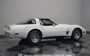 Chevrolet-Corvette-1982-White-Red-37