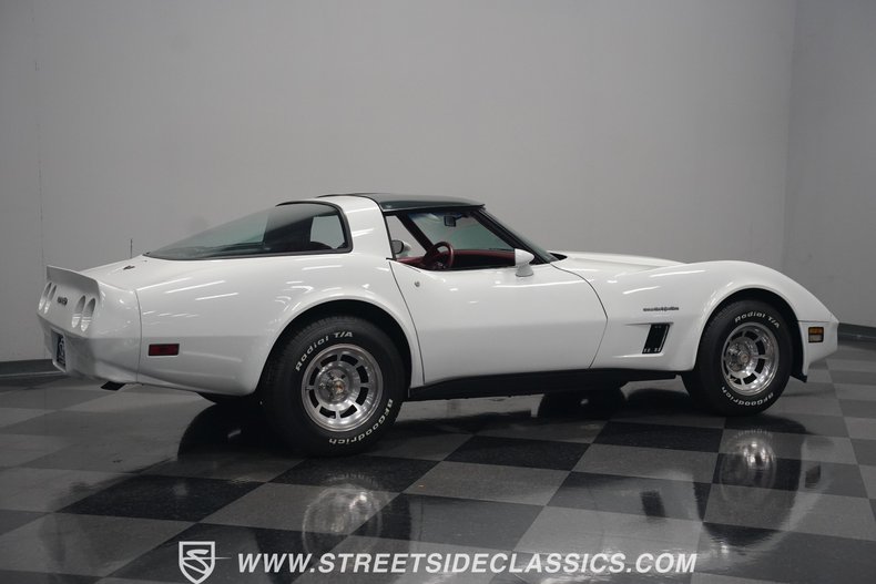 Chevrolet-Corvette-1982-White-Red-37