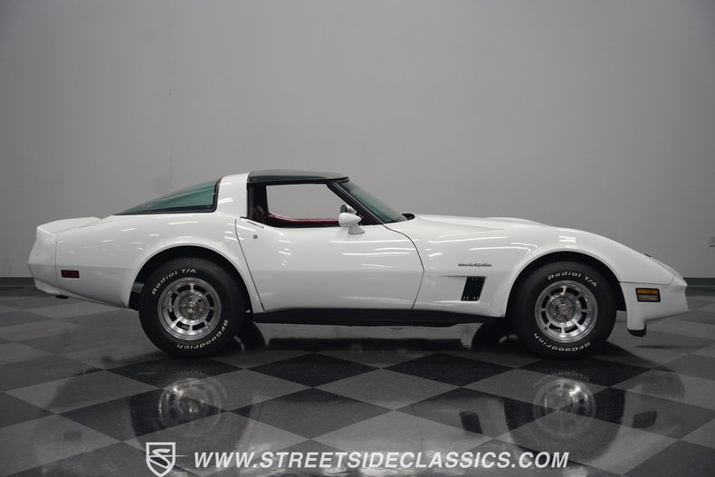 Chevrolet-Corvette-1982-White-Red-38
