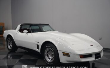 Chevrolet-Corvette-1982-White-Red-39
