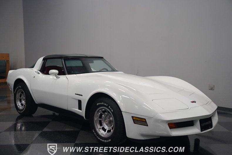 Chevrolet-Corvette-1982-White-Red-39