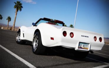 Chevrolet-Corvette-1982-White-Red-4