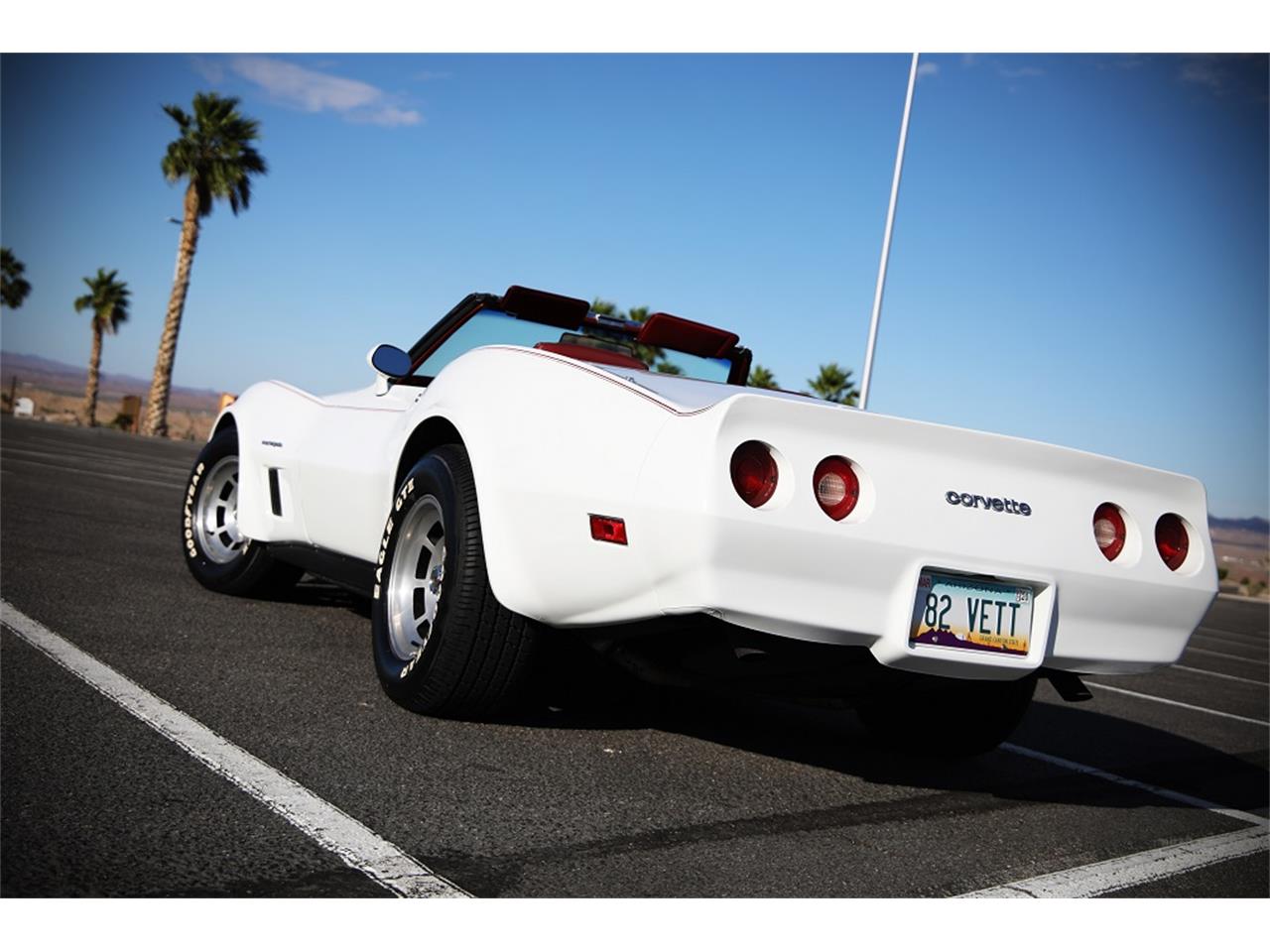 Chevrolet-Corvette-1982-White-Red-4