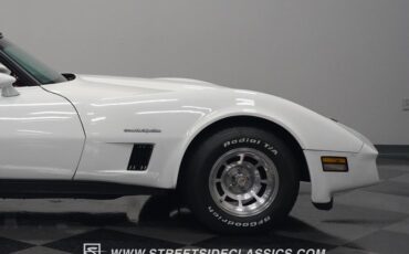 Chevrolet-Corvette-1982-White-Red-4