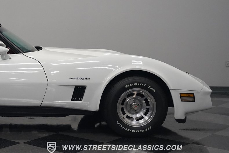 Chevrolet-Corvette-1982-White-Red-4