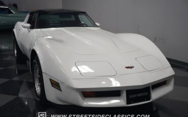 Chevrolet-Corvette-1982-White-Red-40