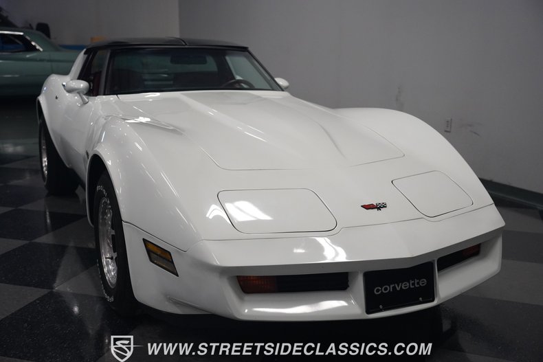 Chevrolet-Corvette-1982-White-Red-40