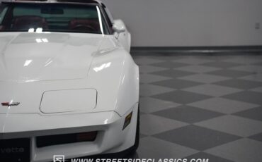 Chevrolet-Corvette-1982-White-Red-41