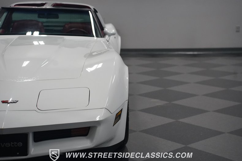 Chevrolet-Corvette-1982-White-Red-41