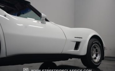 Chevrolet-Corvette-1982-White-Red-47