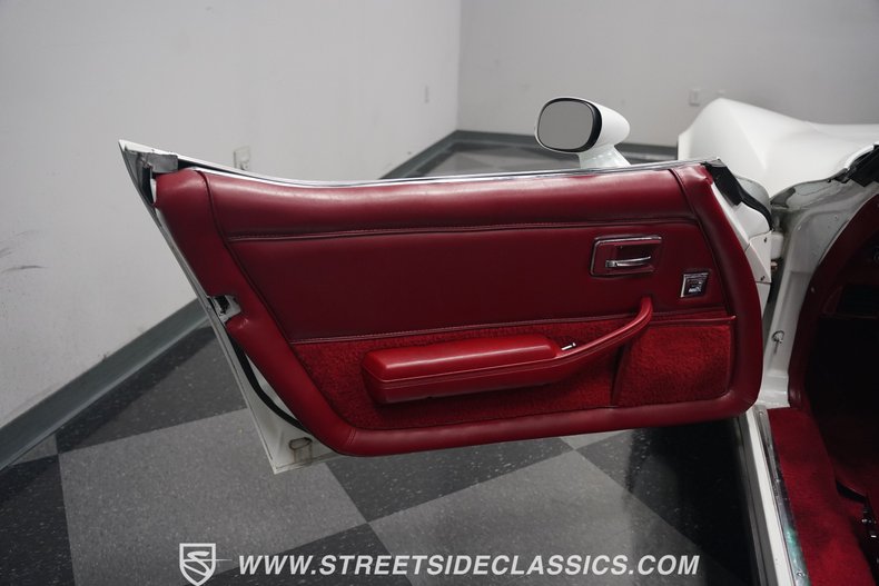 Chevrolet-Corvette-1982-White-Red-49
