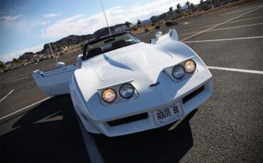 Chevrolet-Corvette-1982-White-Red-5