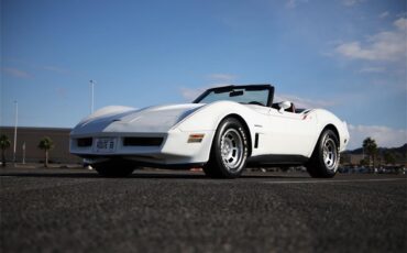 Chevrolet-Corvette-1982-White-Red