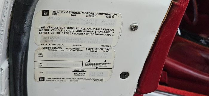 Chevrolet-Corvette-1982-White-Red-6