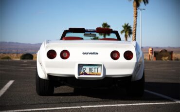 Chevrolet-Corvette-1982-White-Red-6