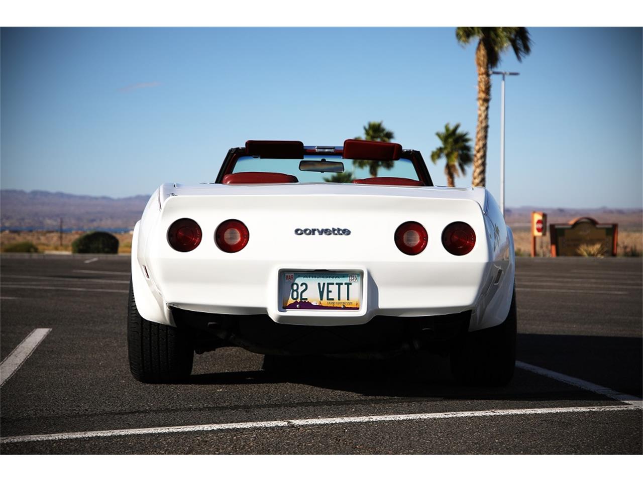 Chevrolet-Corvette-1982-White-Red-6