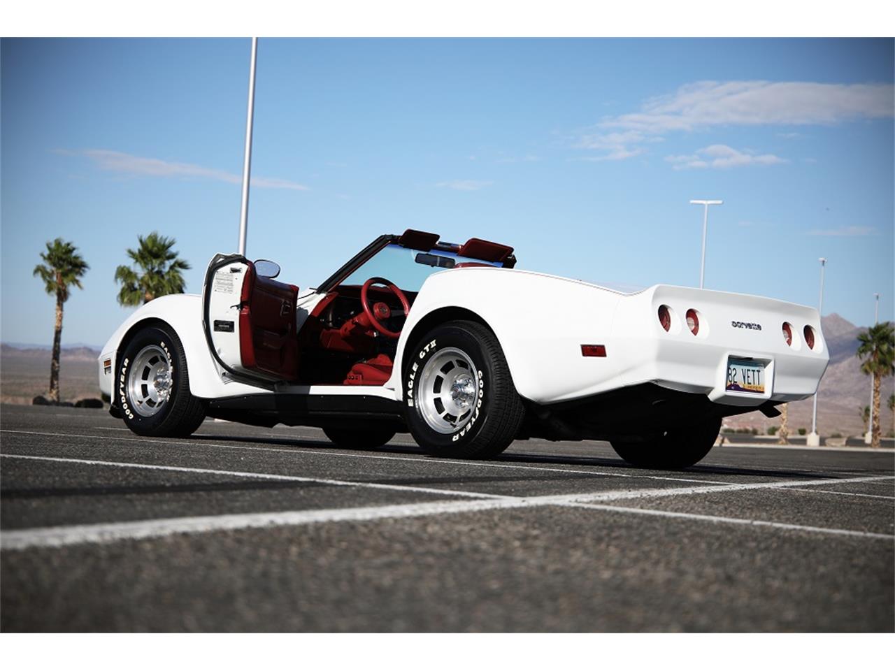 Chevrolet-Corvette-1982-White-Red-7