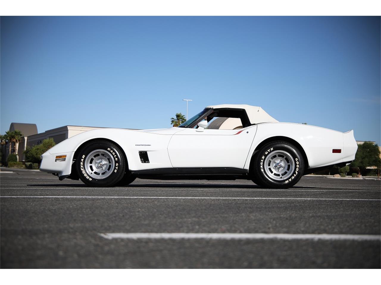 Chevrolet-Corvette-1982-White-Red-8