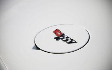 Chevrolet-Corvette-1982-White-Red-9