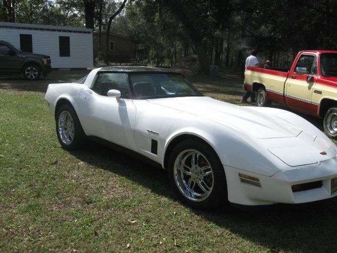 Chevrolet-Corvette-1982-White