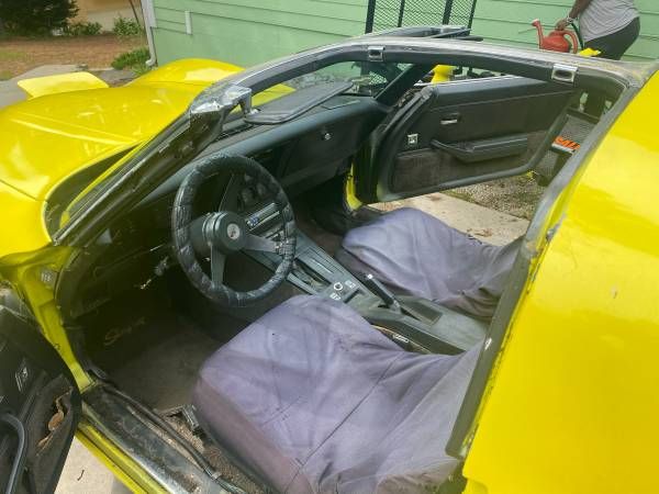 Chevrolet-Corvette-1982-Yellow-1