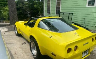 Chevrolet-Corvette-1982-Yellow-16