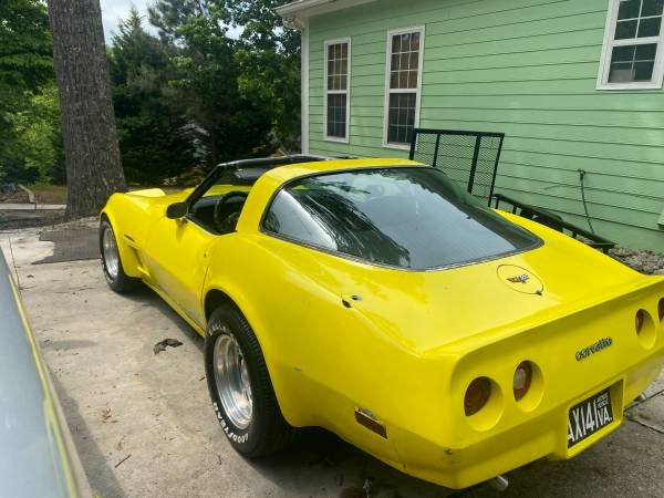 Chevrolet-Corvette-1982-Yellow-16