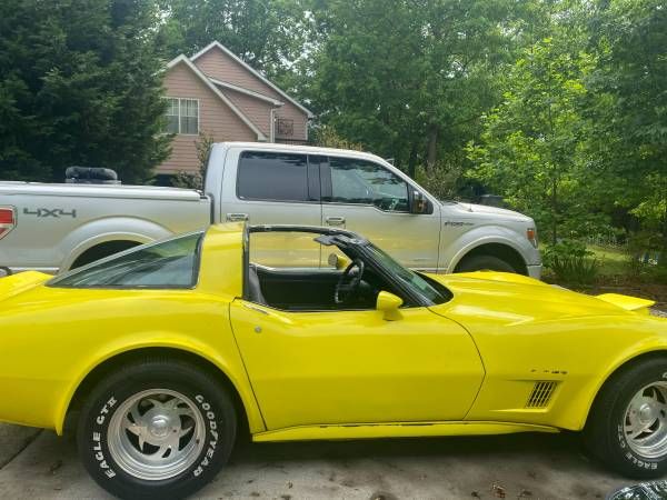 Chevrolet-Corvette-1982-Yellow-17