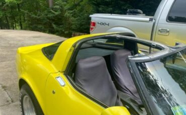 Chevrolet-Corvette-1982-Yellow-18