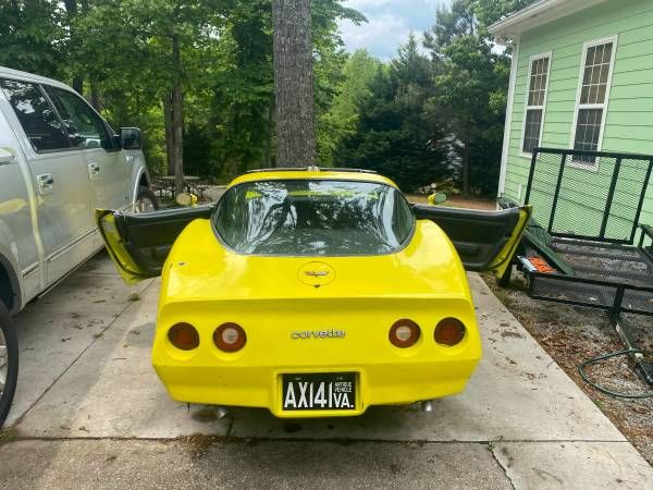 Chevrolet-Corvette-1982-Yellow-21