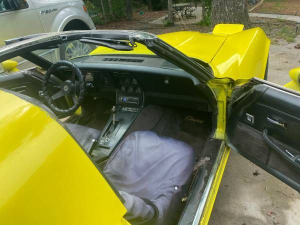 Chevrolet-Corvette-1982-Yellow-24