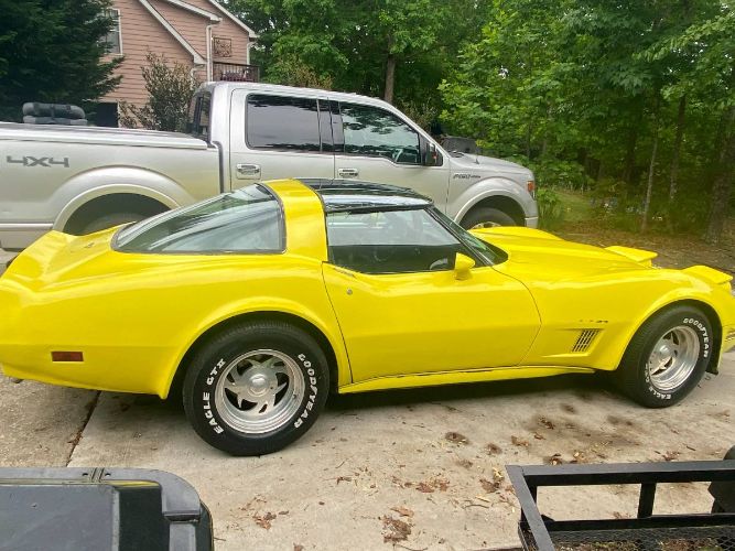Chevrolet-Corvette-1982-Yellow-25
