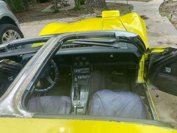 Chevrolet-Corvette-1982-Yellow-5