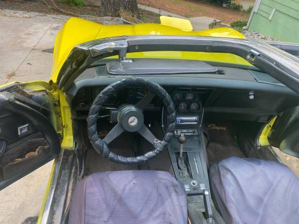 Chevrolet-Corvette-1982-Yellow-6