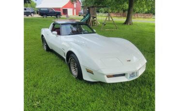 Chevrolet-Corvette-1982-white-red-1
