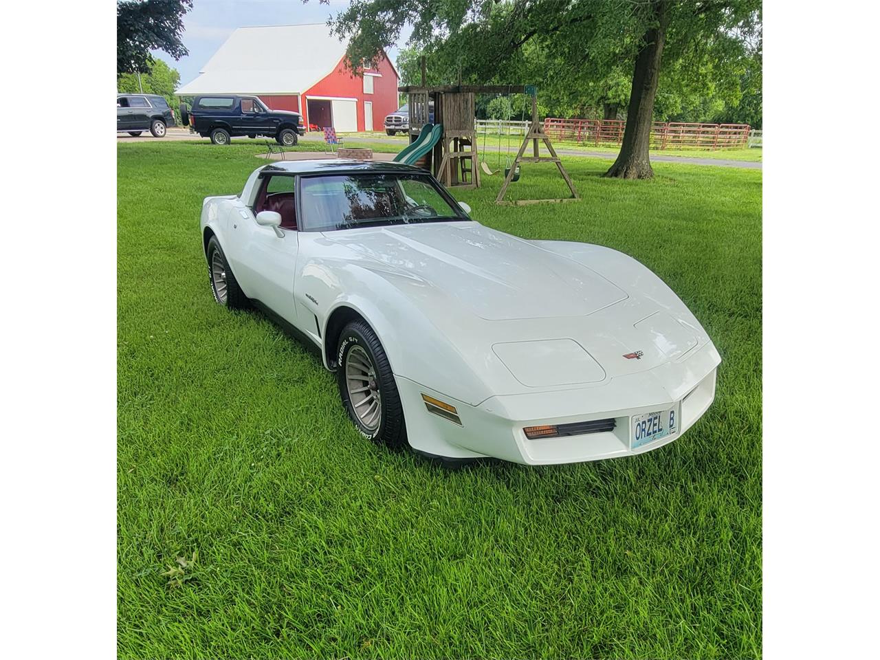 Chevrolet-Corvette-1982-white-red-1