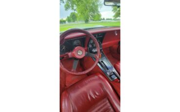 Chevrolet-Corvette-1982-white-red-11
