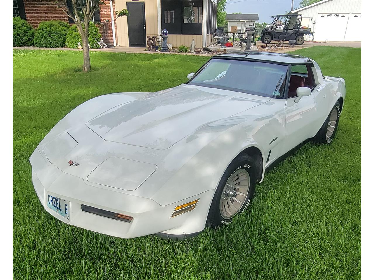 Chevrolet-Corvette-1982-white-red-12