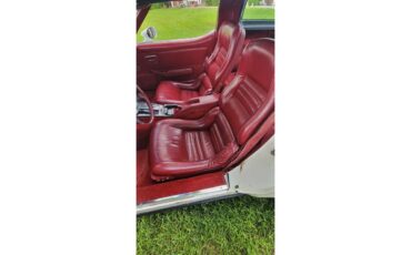 Chevrolet-Corvette-1982-white-red-15