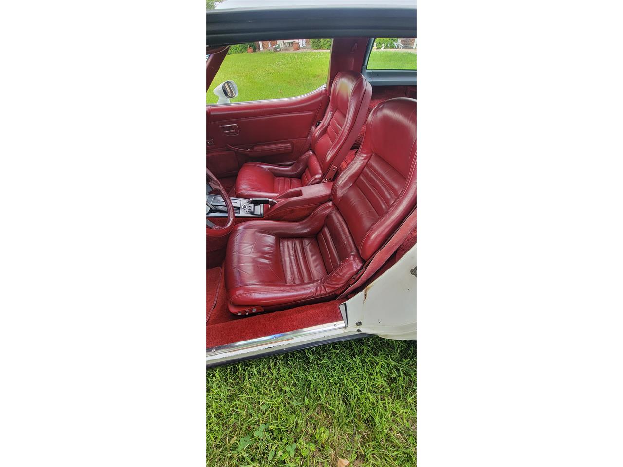 Chevrolet-Corvette-1982-white-red-15