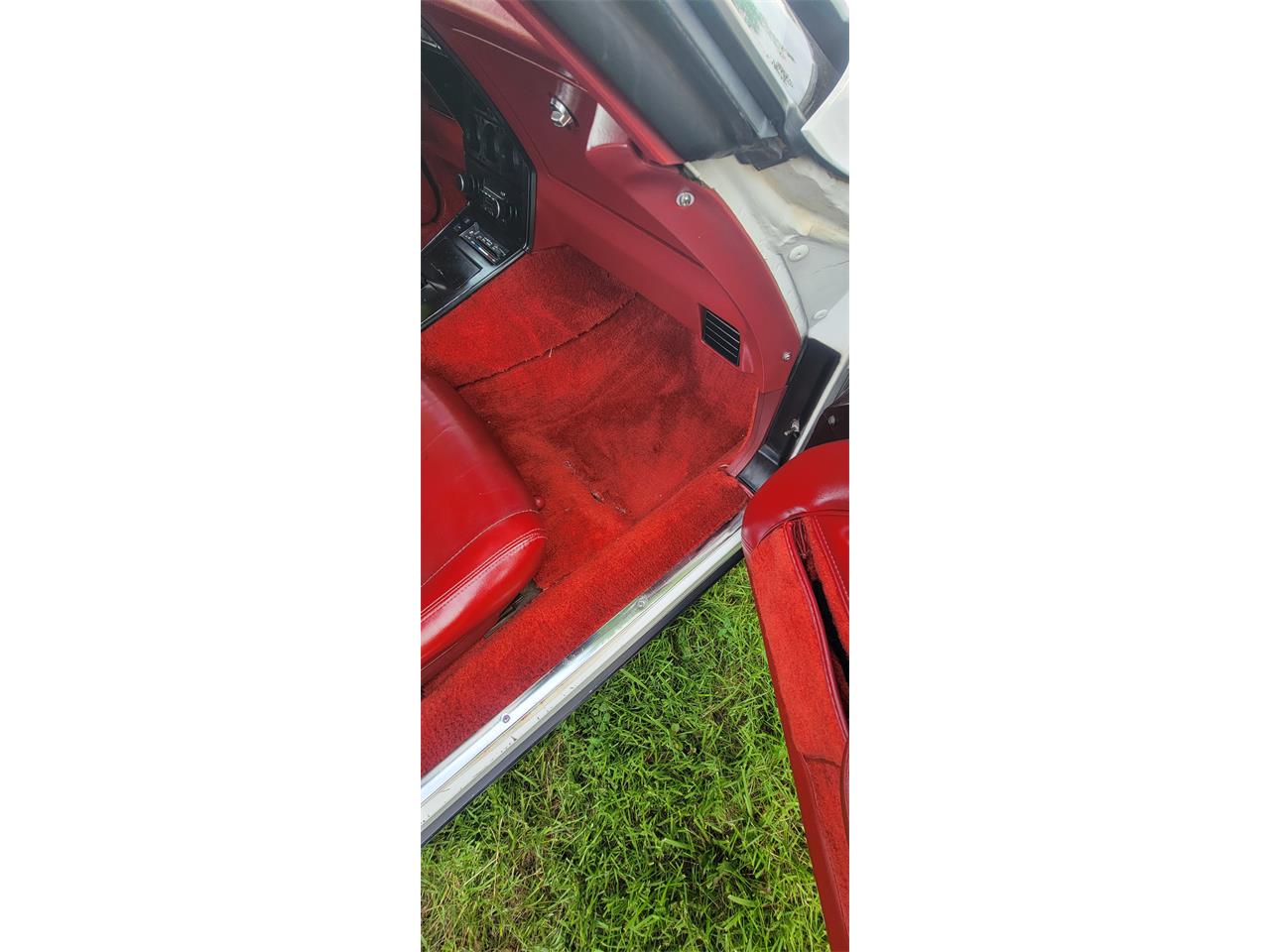 Chevrolet-Corvette-1982-white-red-19