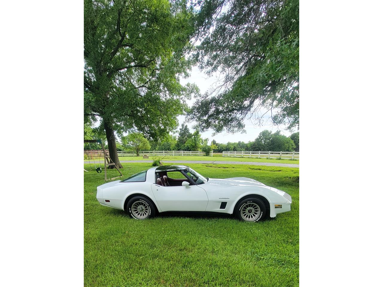 Chevrolet-Corvette-1982-white-red-2