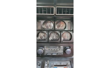 Chevrolet-Corvette-1982-white-red-27
