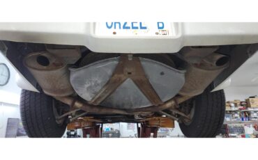 Chevrolet-Corvette-1982-white-red-34