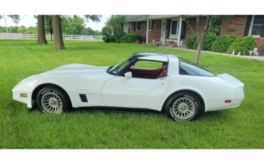 Chevrolet-Corvette-1982-white-red-5
