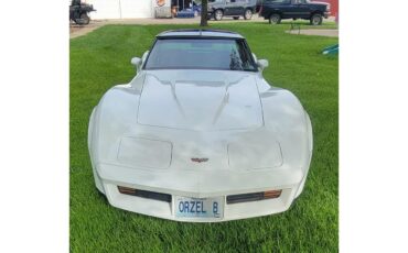 Chevrolet-Corvette-1982-white-red