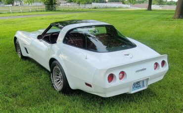 Chevrolet-Corvette-1982-white-red-6